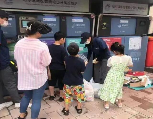 452台智能垃圾分类箱进小区