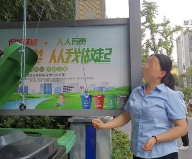 社区联手物业自制简易拉绳，让倒垃圾居民不碰“脏”